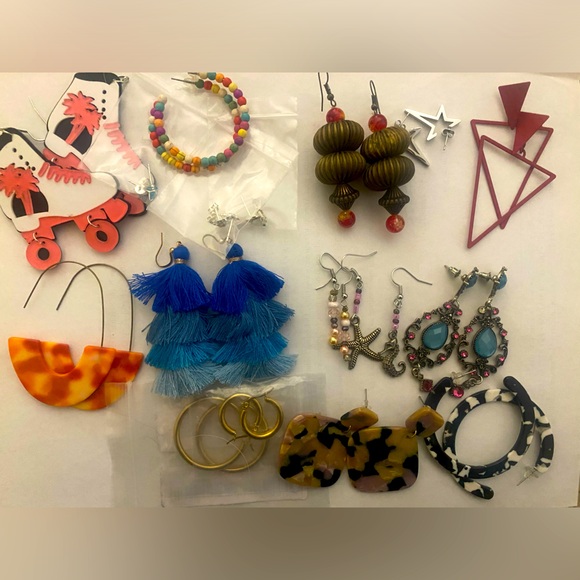 Jewelry - Lot of 17 earrings